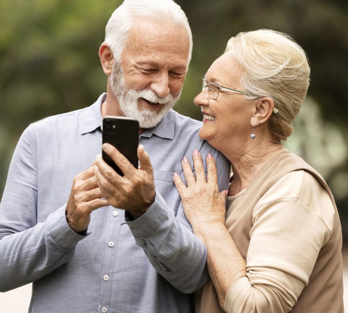 medium-shot-senior-couple-holding-phone